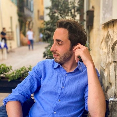 Portrait de Simon Nicolas, photographe, assis en terrasse